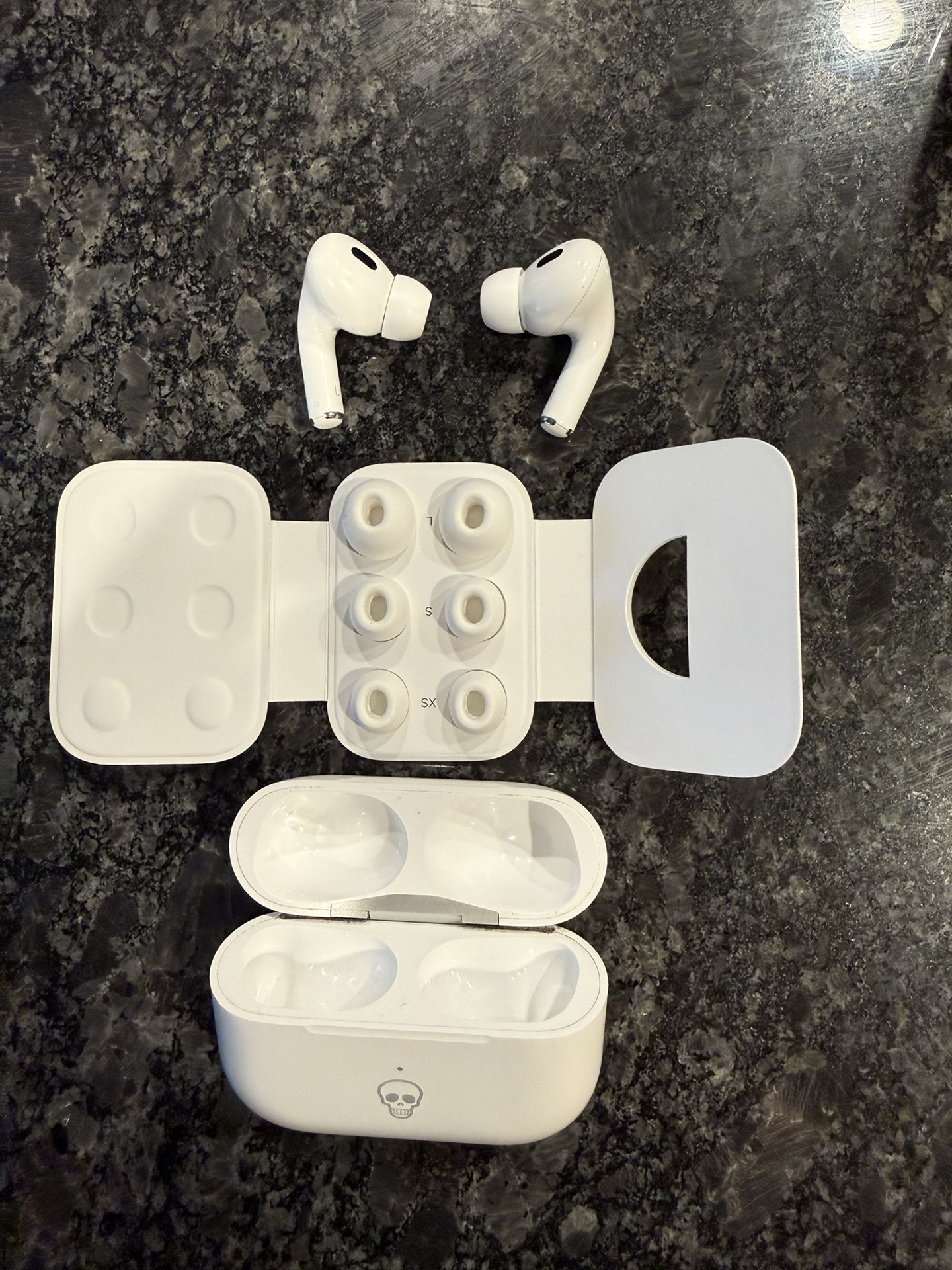 Apple AirPods Pro (2nd Gen) with Lightning Charging Case – Excellent Condition
