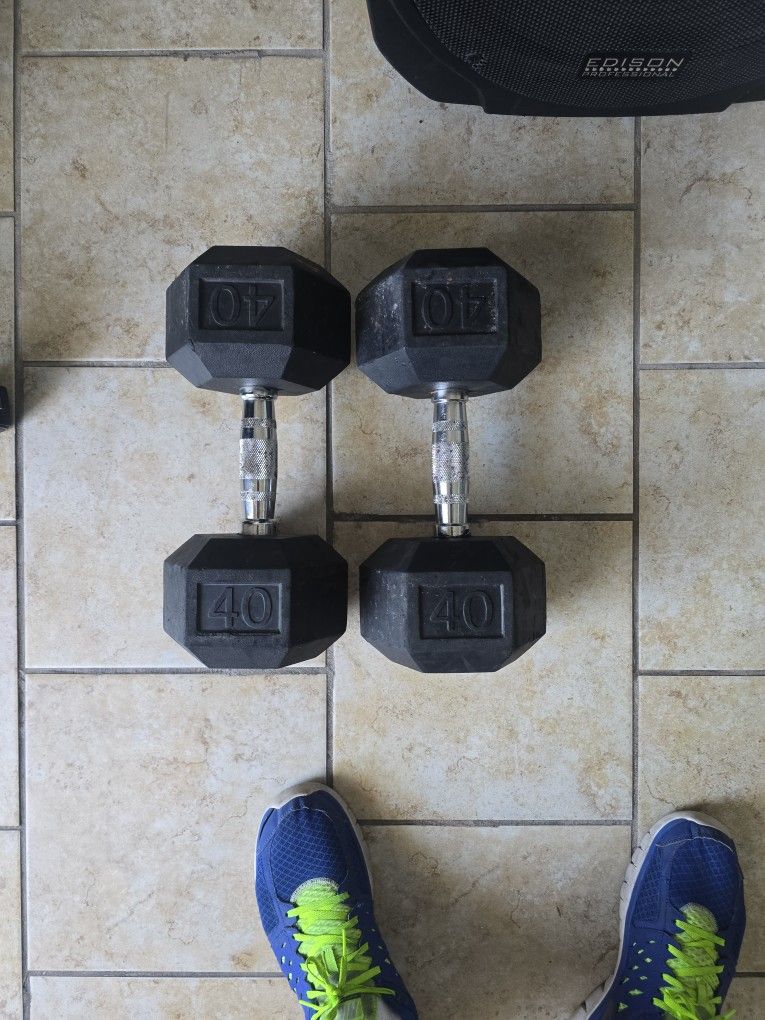 SET OF DUMBBELLS 40 POUNDS...PESAS