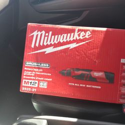 Milwaukee M12  2525-21