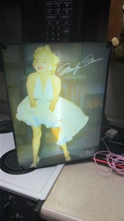 Marilyn Monroe, it lights up