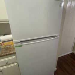 Kenmore 18 cu. ft. Top-Freezer Refrigerator with Glass Shelves - White - USED