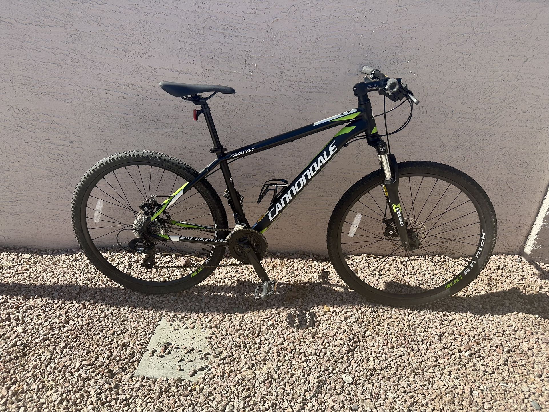 Cannondale Catalyst Mountain Bike- Medium frame - 27.5 in tires
