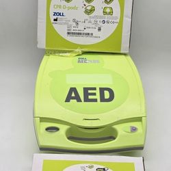 Zoll AED Plus Defibrillator With Batteries Expiration 12/2031 and With 3 Pads Expiration 10/2026