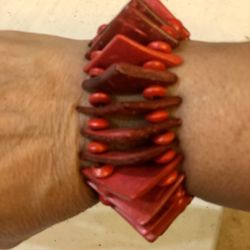 New! Neat red wooden bracelet. Very unique! Bracelet is stretchy.l