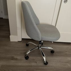 Adjustable chair (cover included)