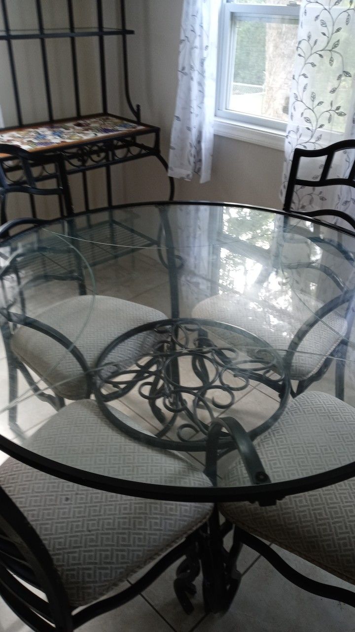 Kitchen Table And 4 Chairs