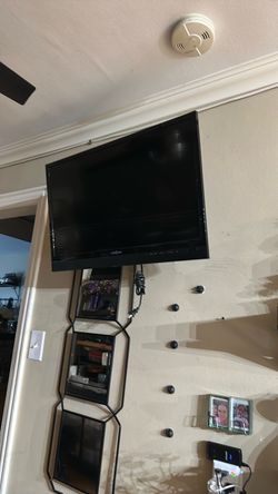 Excellent condition TV with wall bracket