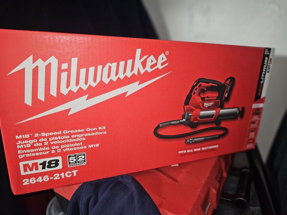 Brand New Milwaukee *KIT* 2646-21CT M18 2-Speed Cordless Grease Gun Kit – Sealed Box
