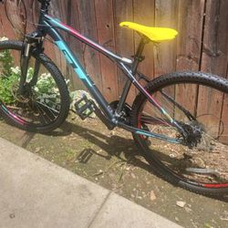 GT Mountain Bike Size Medium Wheels 27.5 Speeds 24 Disc Brakes 