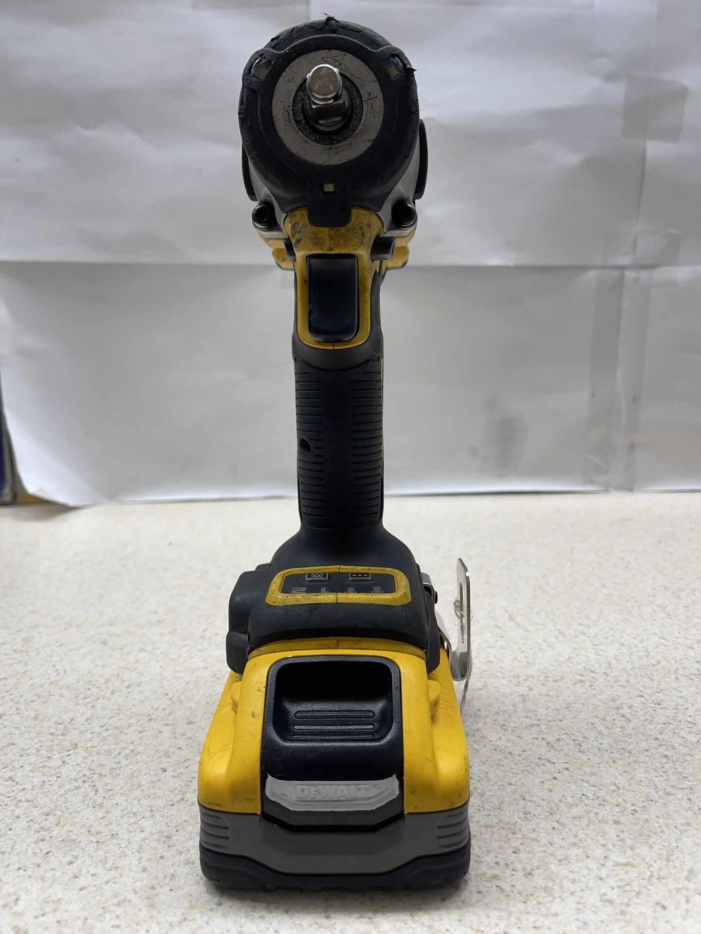 Dewalt Dcf921 1/2 13mm Compact Wrench Only One Battery No Charger Working Great.