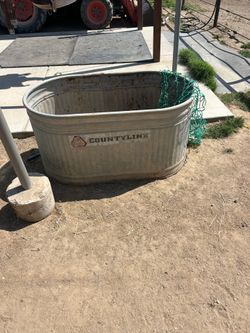 Two metal feeders two plastic feeders