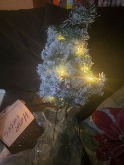 Lindo arbolito de navidad nevado con luces