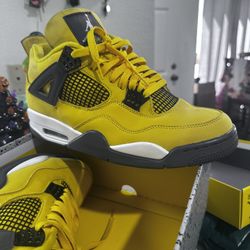 Clean Jordan 4 Lightning 