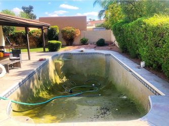 Pool algae chemicals green to blue