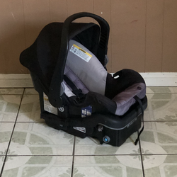 LIKE NEW BABY TREND INFANT CAR SEAT!!!!!