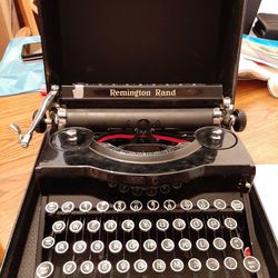1930’s Vintage Remington Rand manual Typewriter. with case.. 