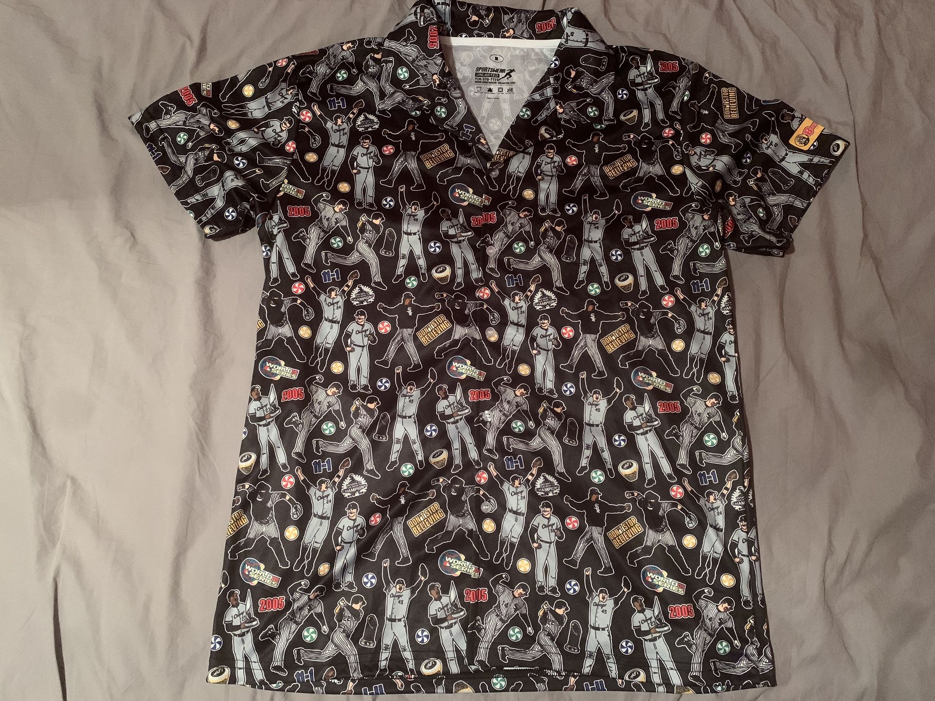 Chicago White Sox 2005 World Series Graphic Buttoned Shirt; Men’s M