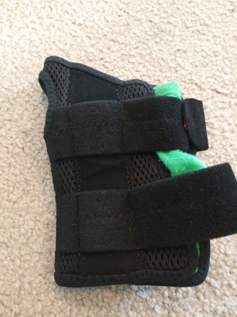 Wrist brace