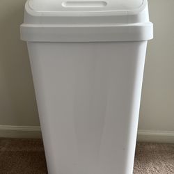 Sterilite 13 Gallon Trash Can, Plastic Swing Top Kitchen Trash Can, WHITE  for Sale in Dublin, OH - OfferUp