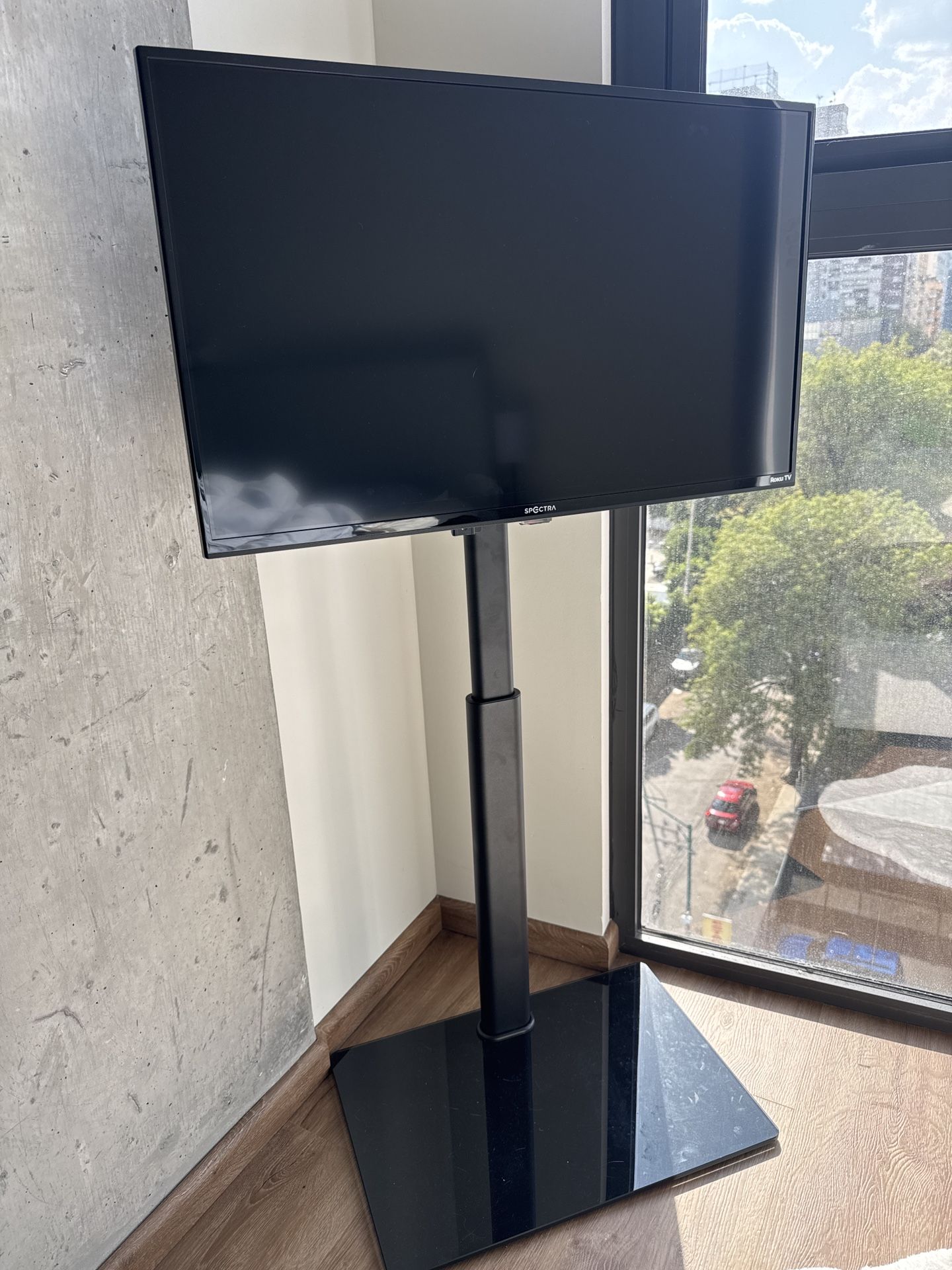 Televisión Spectra Roku 32” + Base de Piso