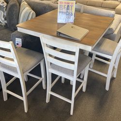 Lovely Dining Set 🤍 Easy Financing Available 🧡 Free Delivery 🚚 