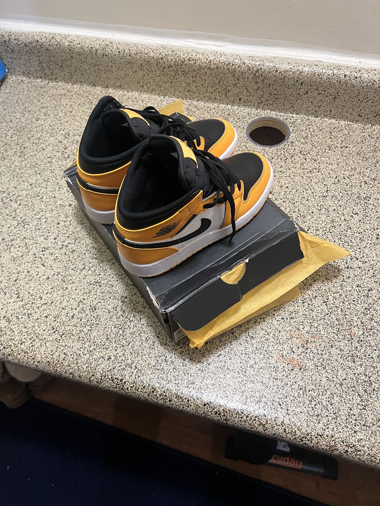 Jordan1 black yellow white