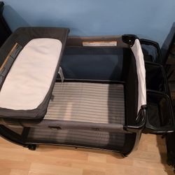 Graco Pack And Play - Rock'n Grow - Hamilton 