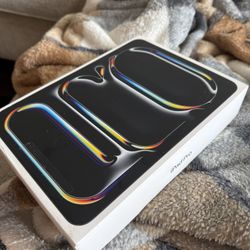 Brand new iPad Pro 11 inch (M4 chip, 256GB - WiFi and cellular)