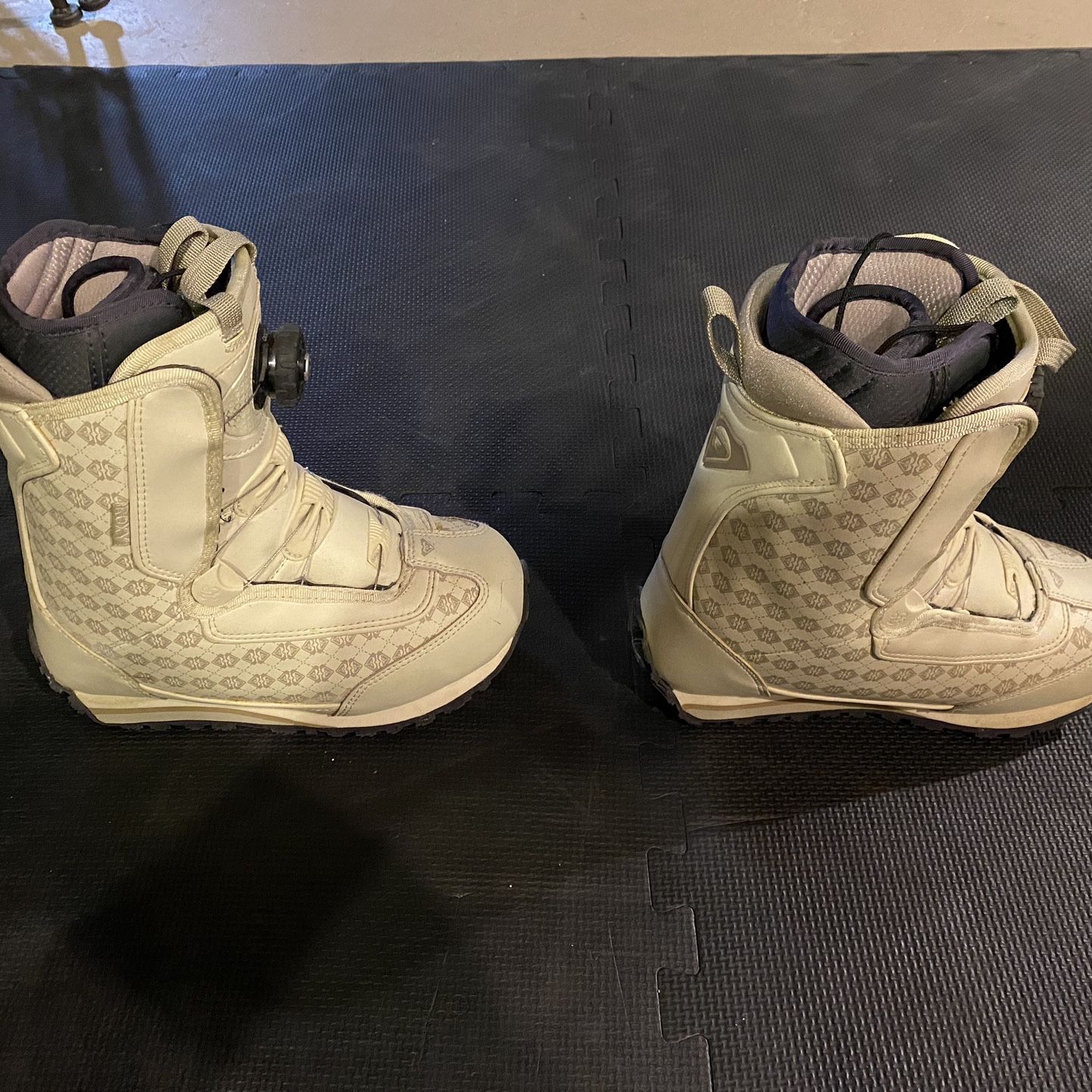 boots snowboard roxy Track Lace Womens Size 7 Black-Blue Last-1 inspired laces with faux fur details look great in the city or for walks in the village after a great day on the slopes Used Roxy ROXY Senior 7.5