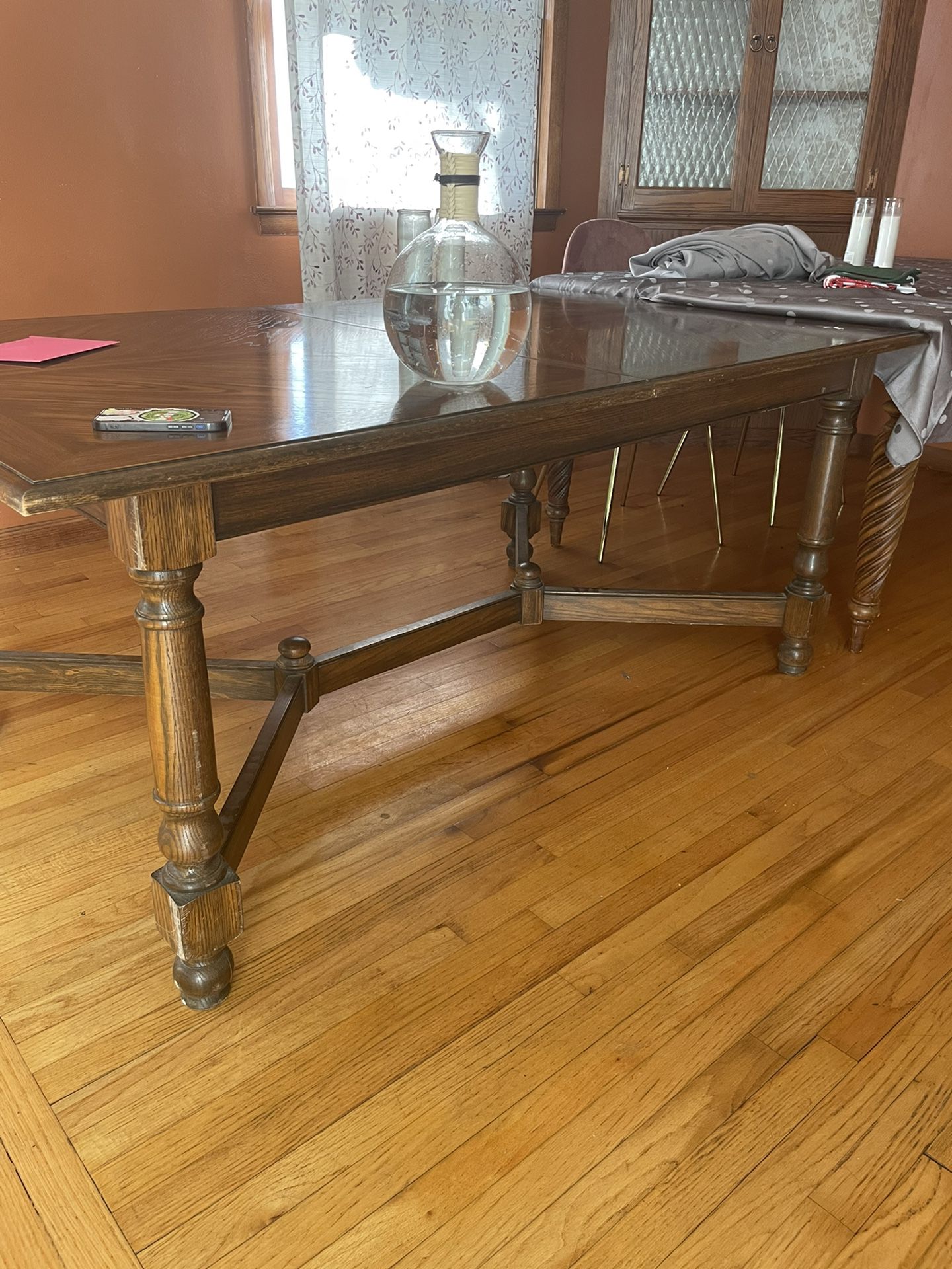 Beautiful Solid wood Dining Table  W/additional Leaf