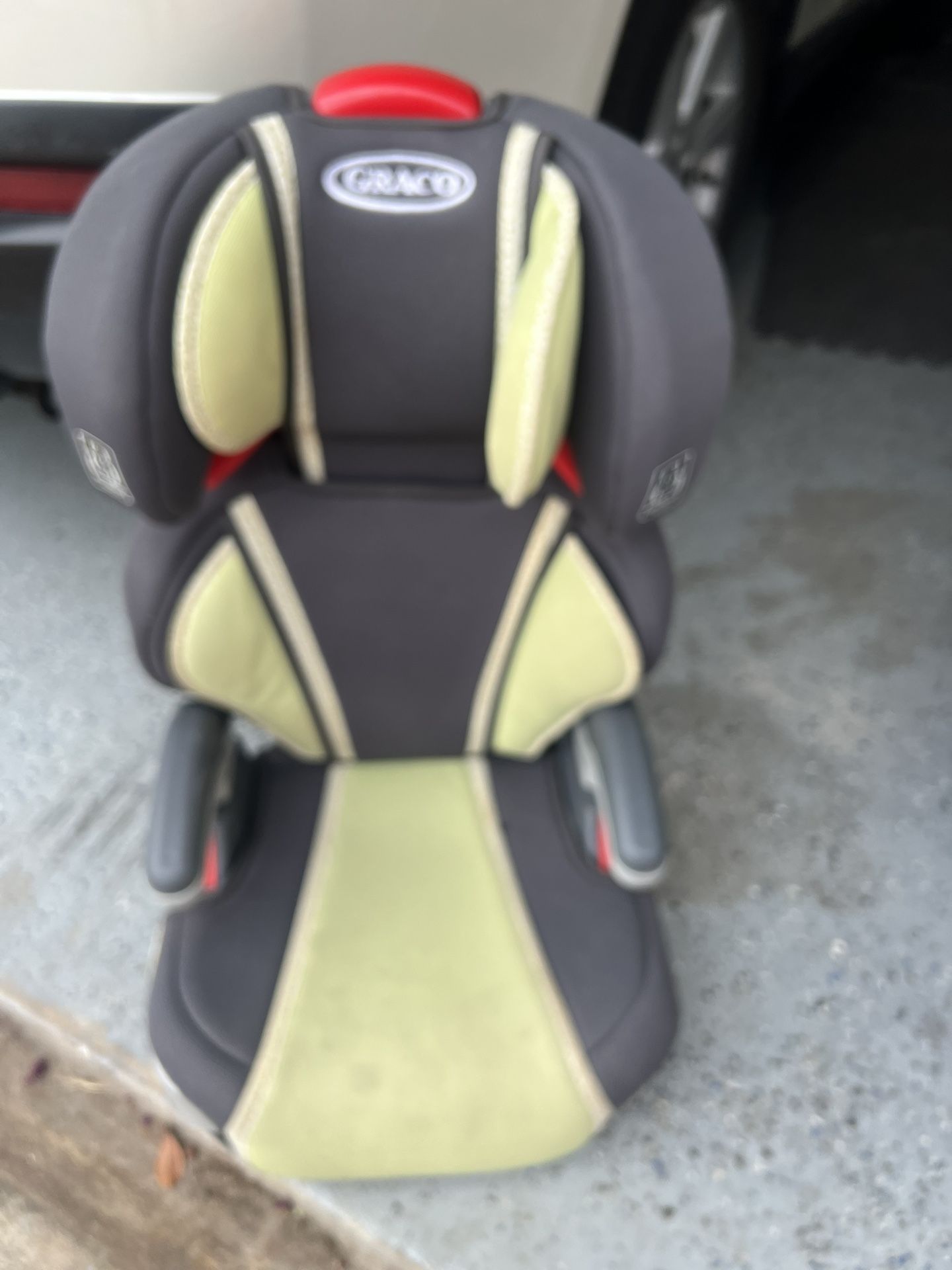 Graco car seat (2). It no with security belt.