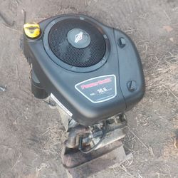 16.5 HP Briggs and Stratton motor single cylinder complete with exhaust 275 runs good 