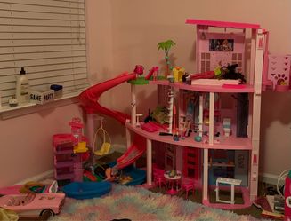Barbie Dreamhouse w/Dolls