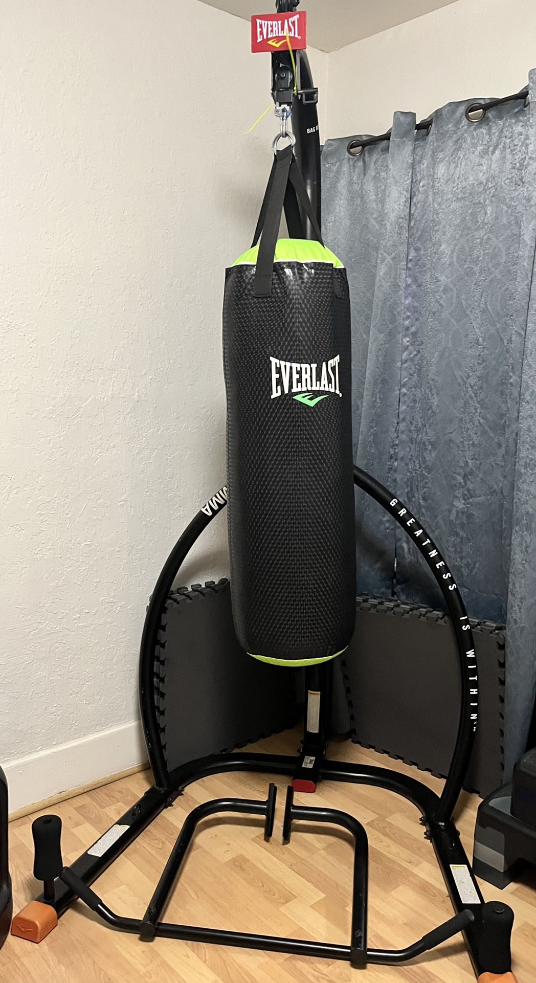 EVERLAST MMA Omnistrike Fitness Stand with EVERLAST 70-lb. Everstrike Heavy Bag