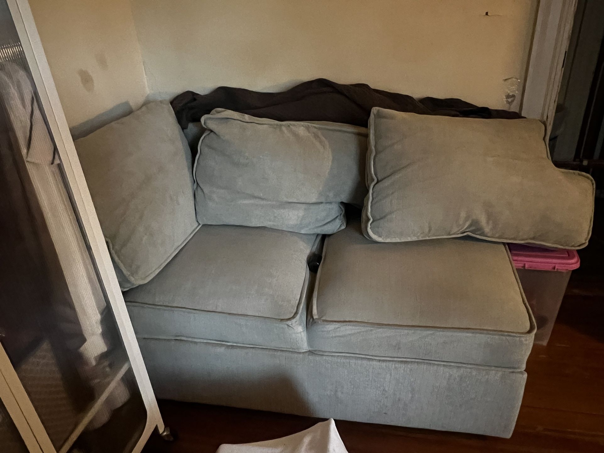 LIGHT GREY SOFA ๐๏ธ $50.00