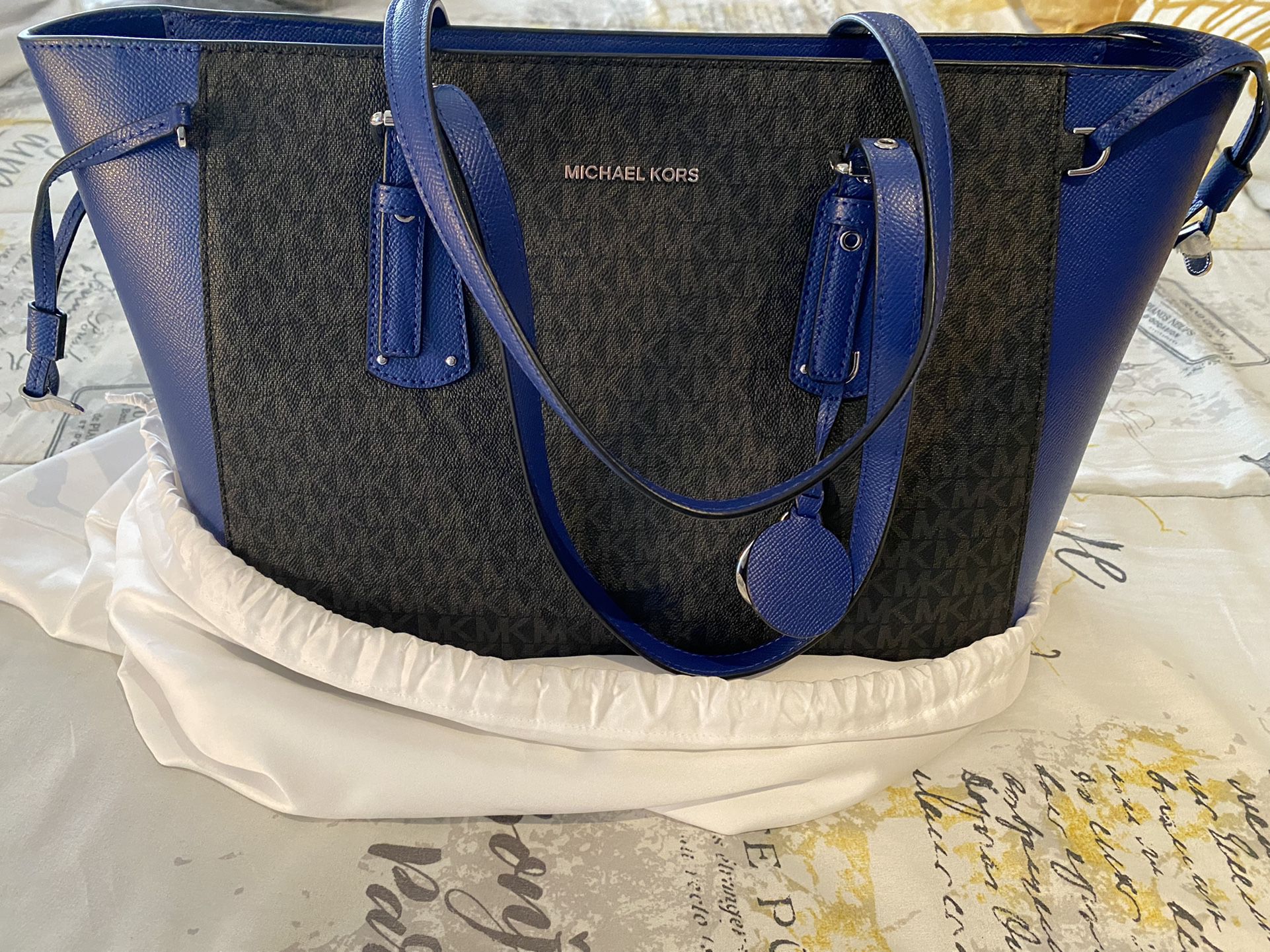 Michael kors voyager tote for Sale in Lancaster, CA - OfferUp