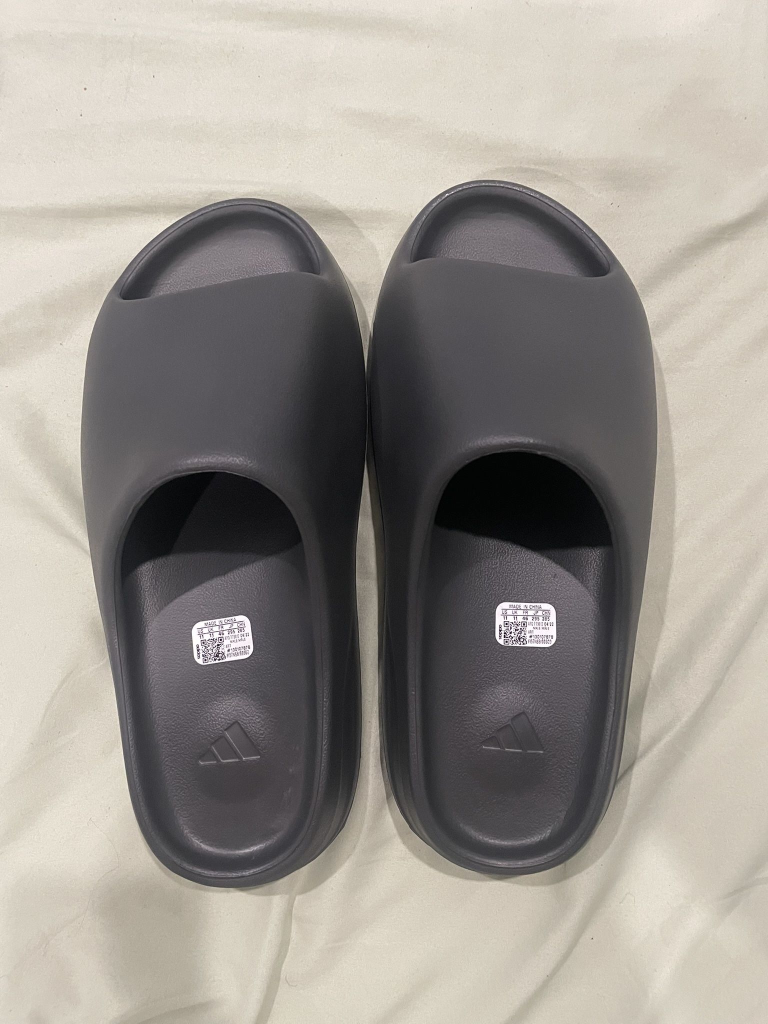 Yeezy Slides Oynx (size 11)