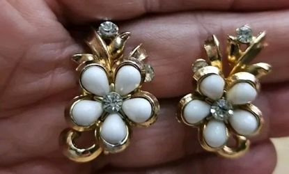 Coro Earrings Milk Glass Flower Jewelry Vintage Mid Century Designer Fashion Gif