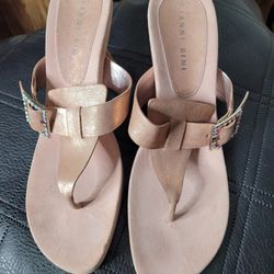 NWOT Gianni Bini Sandals 