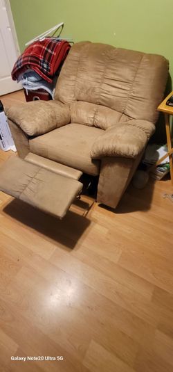 Recliner in good condition no rips or tears