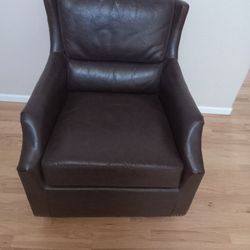 Club Swivel Chair