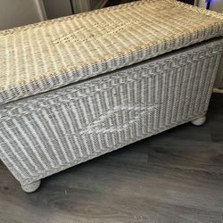Off White - Wicker Chest 