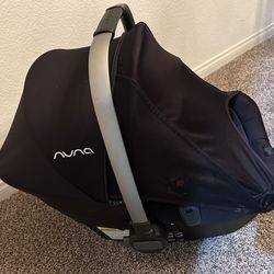 Nuna Pipa infant car seat w base