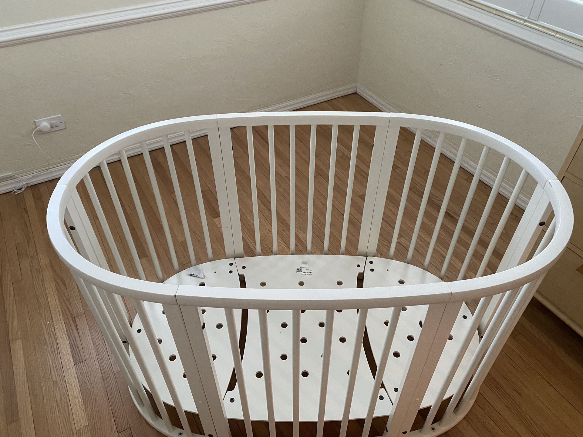 Stokke Sleepi Crib (+ spare sheets, mattress, mattress covers)