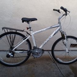 Giant Sedona DX with Rack. Ready To Ride.