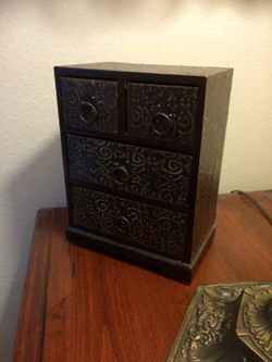 Small chest of drawers (metal/wood)