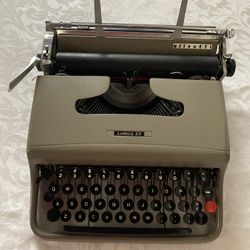 Vintage Typewriter (Lettera 22) Thumbnail