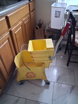 Mop bucket and ringer