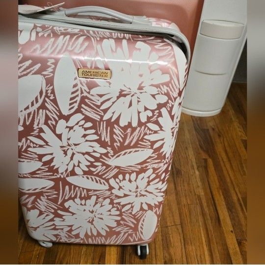 24 Inch. American Tourister Moonlight Iridescent Hardside Spinner