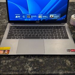 New second-hand laptop computer no more than 2 hours old